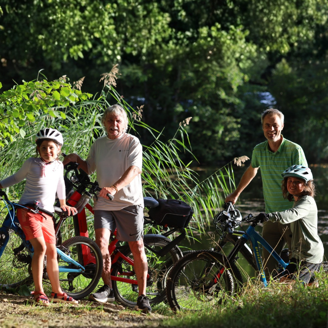 Zwei Frauen lächeln mit Weinglas der Hand.